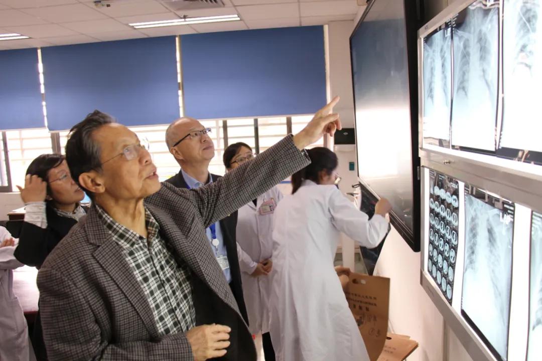 新冠疫情的起源与全球应对，回顾与前瞻