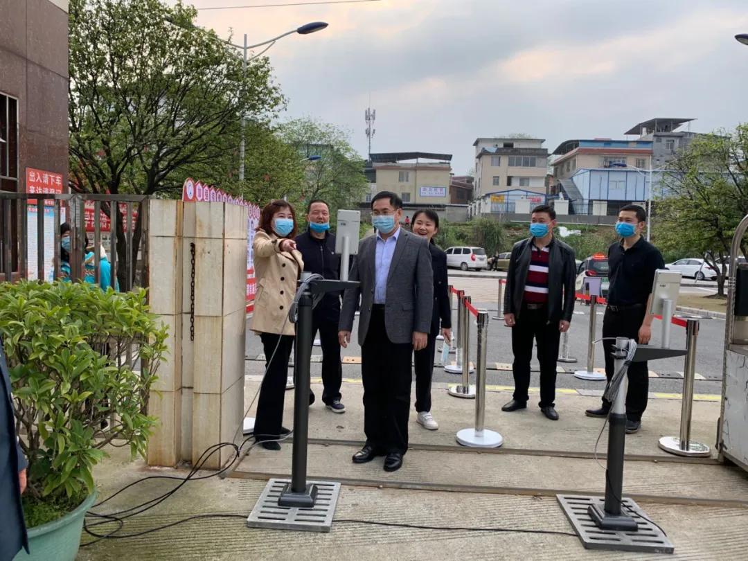 当地疫情指挥部电话，连接希望与安全的桥梁通道