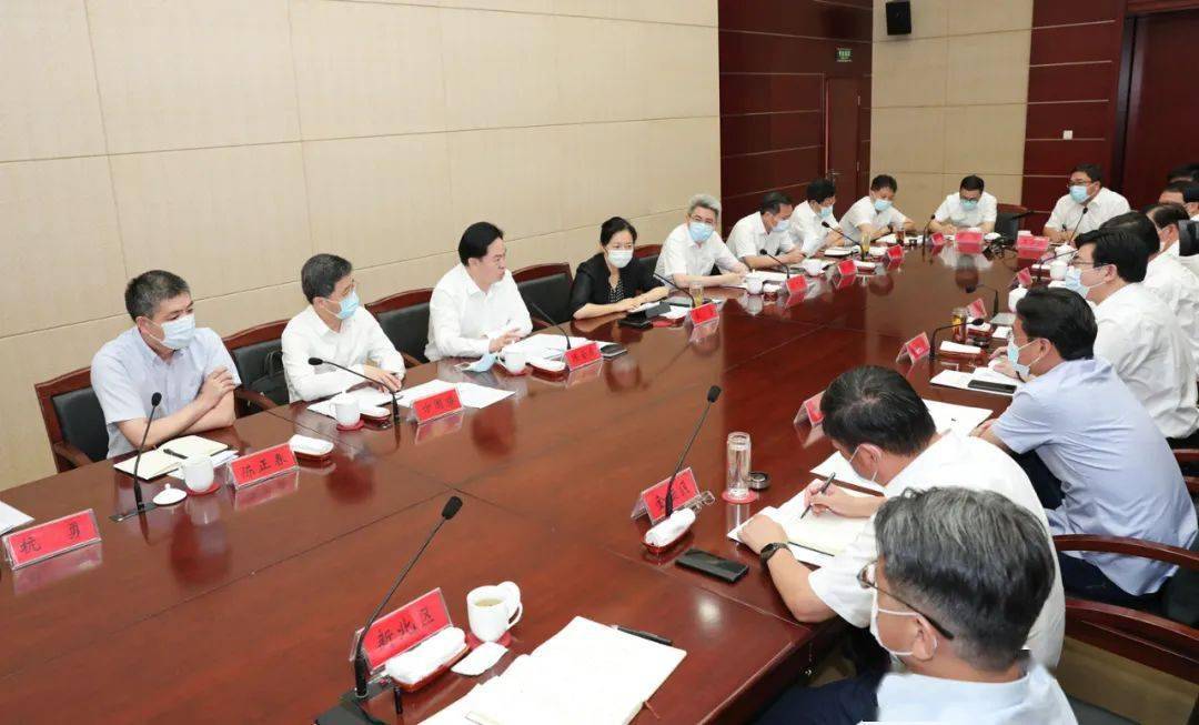 防疫指挥部携手卫健委，共建防疫体系的关键纽带合作防疫，守护健康防线。