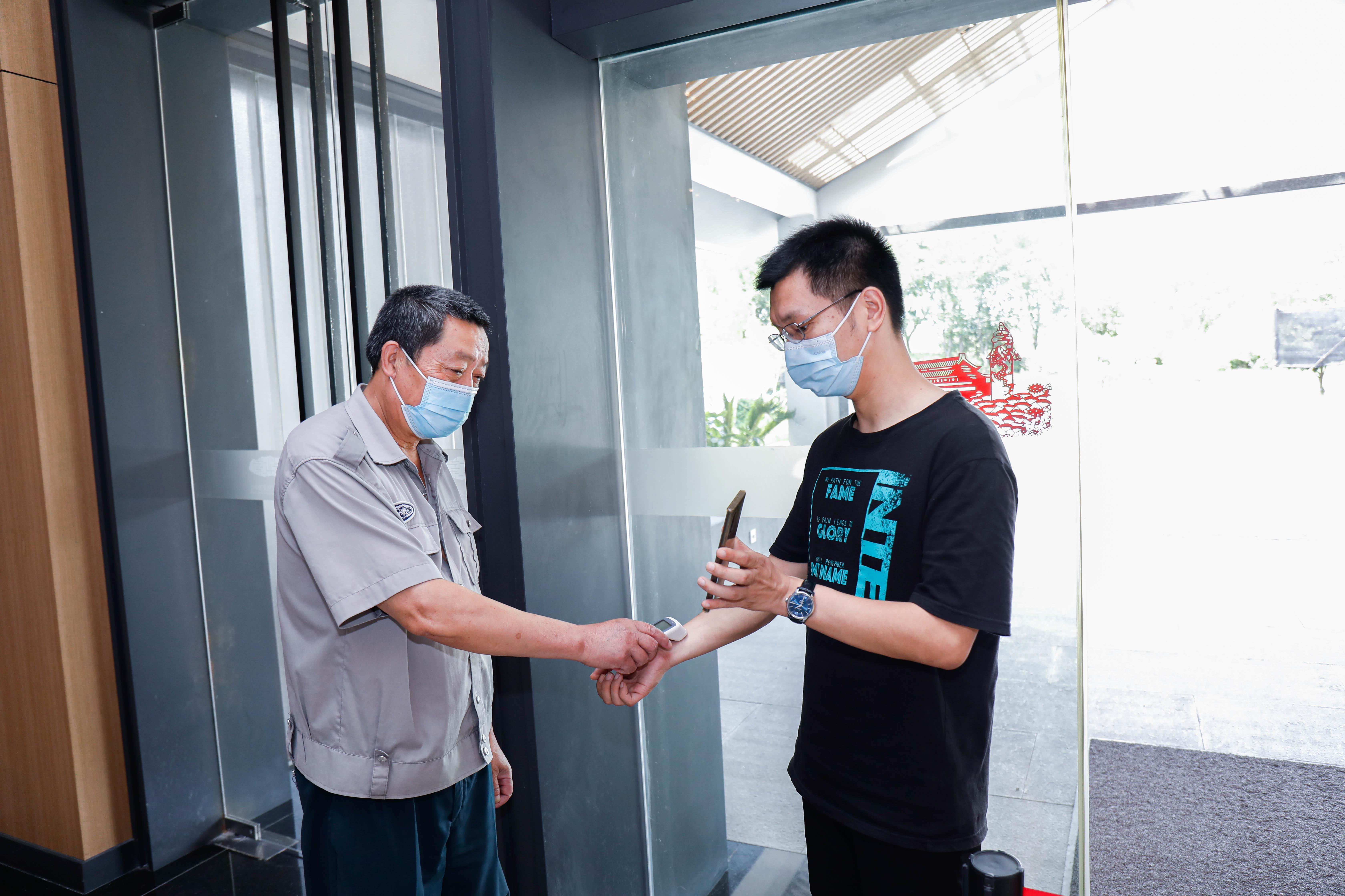 防疫政策下的电话沟通，连接心灵，共筑理解与希望之桥