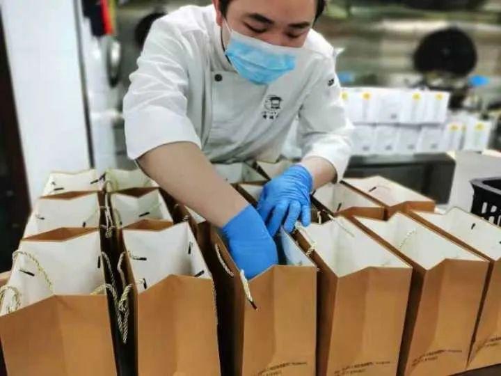 实时更新防疫政策电话，搭建防疫信息高速通道