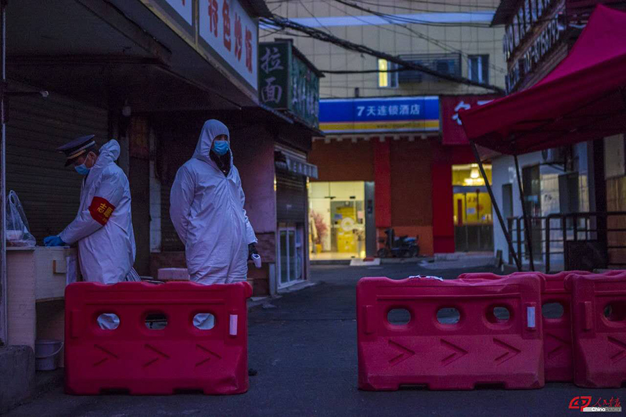 疫情封锁下的城市，挑战与希望交织