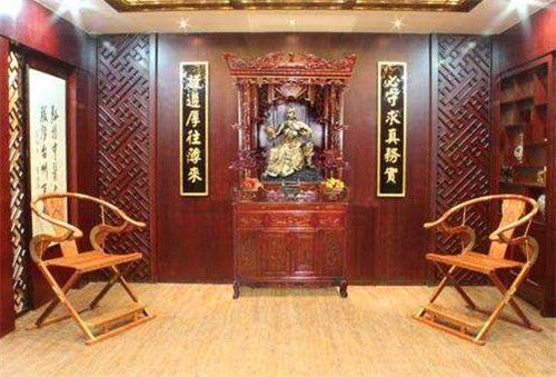 财神爷在客厅进门处的摆放，传统信仰与现代家居的融合之道