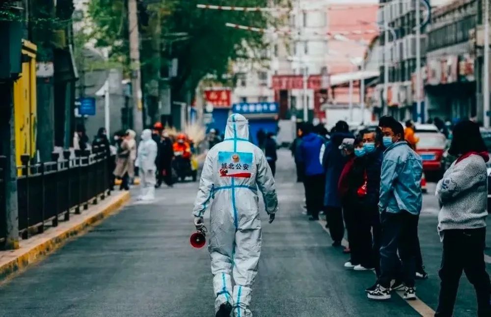 疫情封城下的静默与希望之光