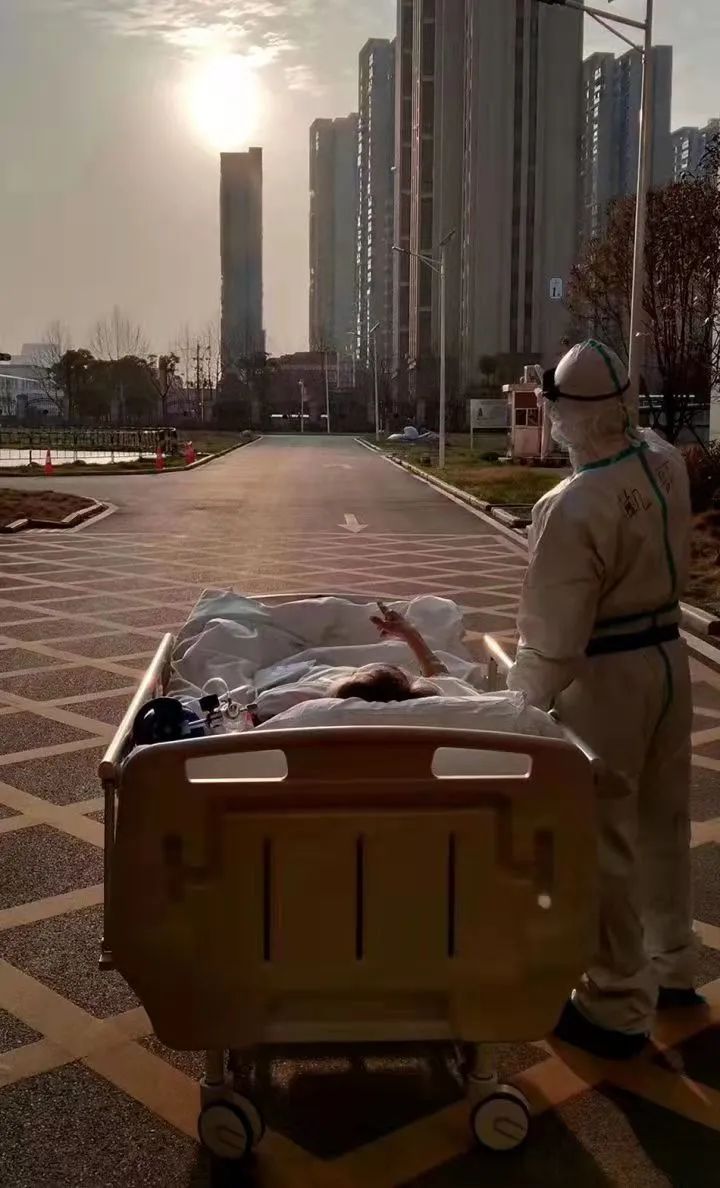 疫情结束的日子，希望之光与重生曙光