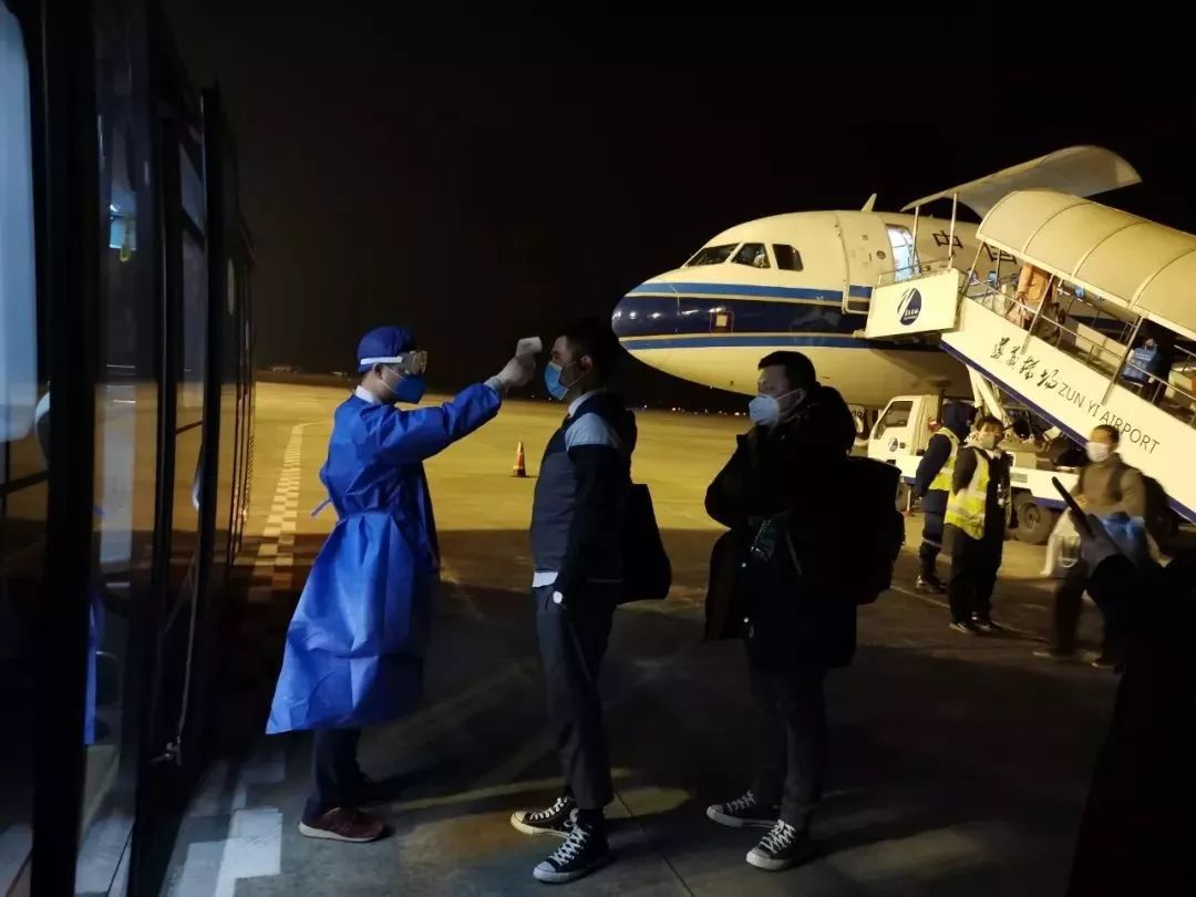 双城战疫记，北京机场的钢铁防线与重庆的精准阻击