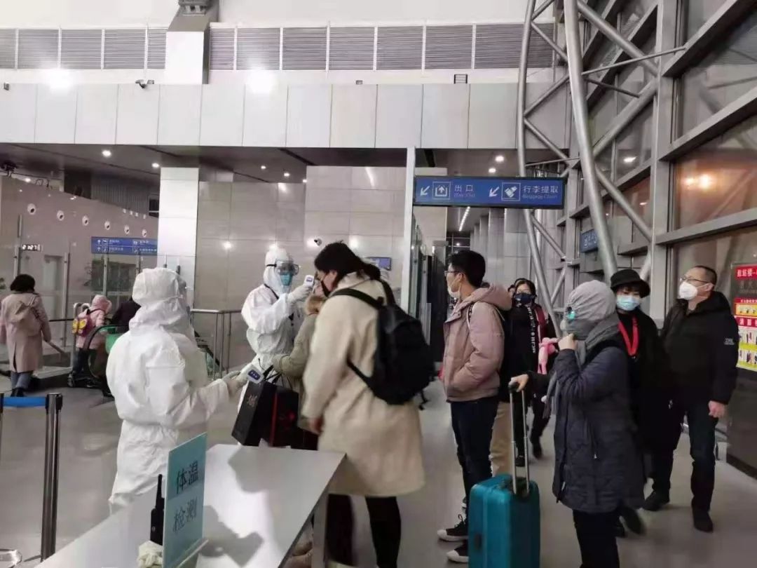 双城战疫记，北京机场的钢铁防线与重庆的精准阻击