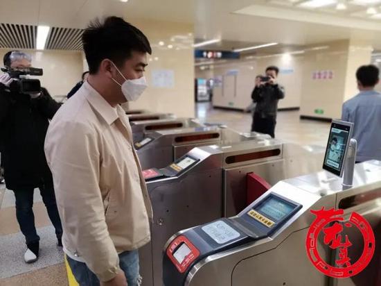 哈尔滨地铁创新升级，戴口罩刷脸乘车引领智慧出行新时代