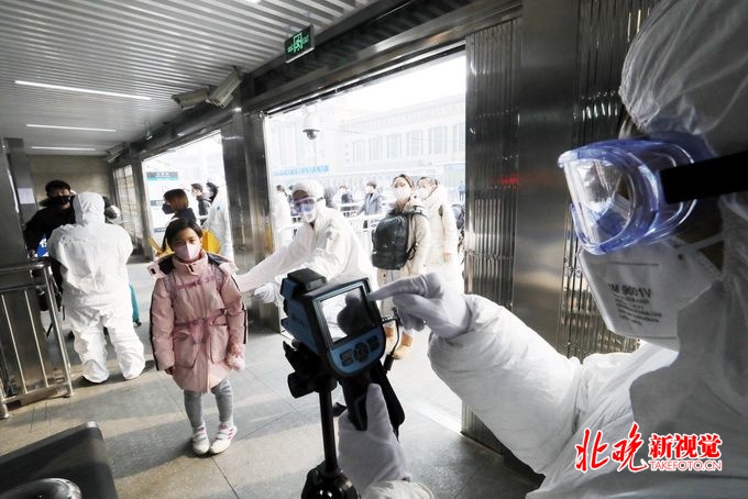 北京地铁拒戴口罩事件，警方介入背后的防疫逻辑与公民责任