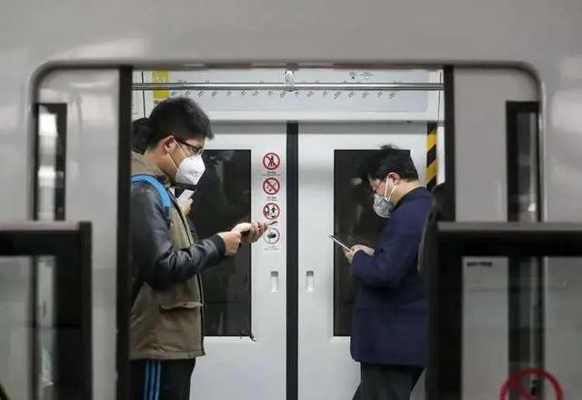 北京地铁拒戴口罩事件，警方介入背后的防疫逻辑与公民责任
