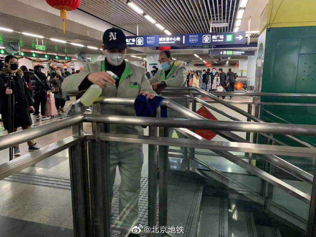 口罩下的北京地铁，公共卫生与个人自由的微妙平衡