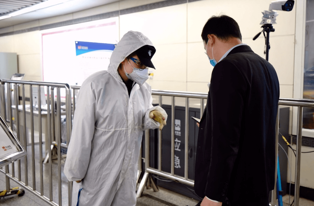 口罩下的北京地铁，公共卫生与个人自由的微妙平衡
