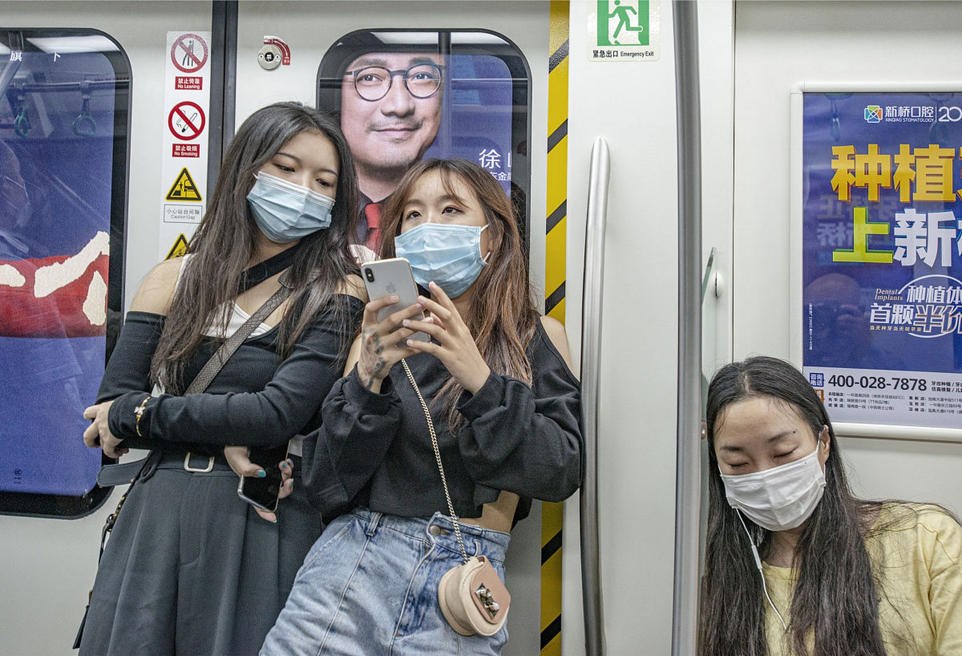 镜头下的自由呼吸，北京地铁不戴口罩拍照上传背后的社会观察