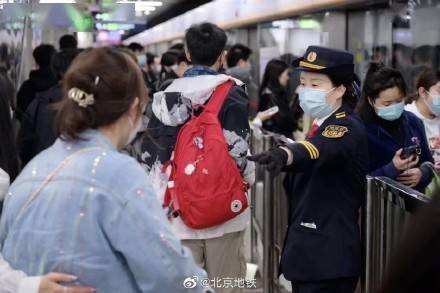 北京地铁新规，不戴口罩不听劝可报警，乘客权益与公共安全如何平衡？