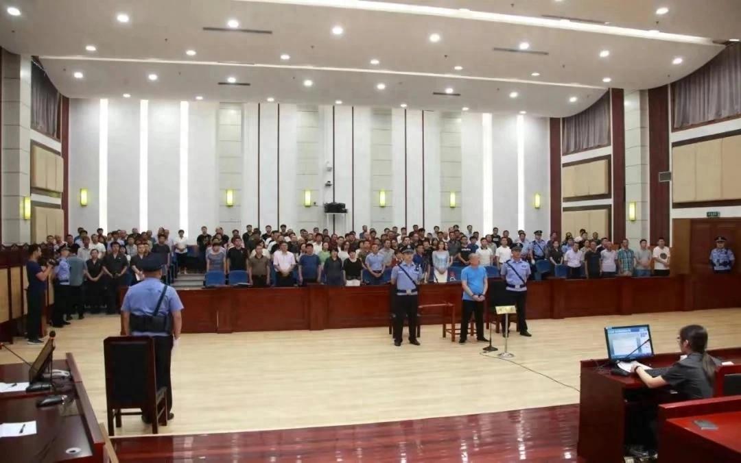 村支书的黄金时代，北京某村官贪腐5.8亿背后的权力黑洞与制度反思
