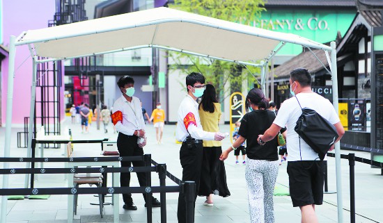 疫情双城记，北京防控再升级，成都精准施策背后的民生温度