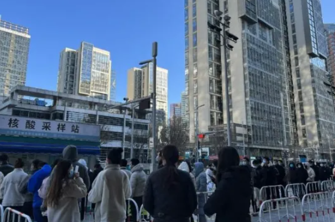 疫情双城记，北京防控升级与郑州静默背后的民生突围战