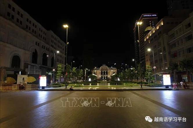 疫情下的沈阳鸡架与香港，美食记忆与城市韧性的双重叙事