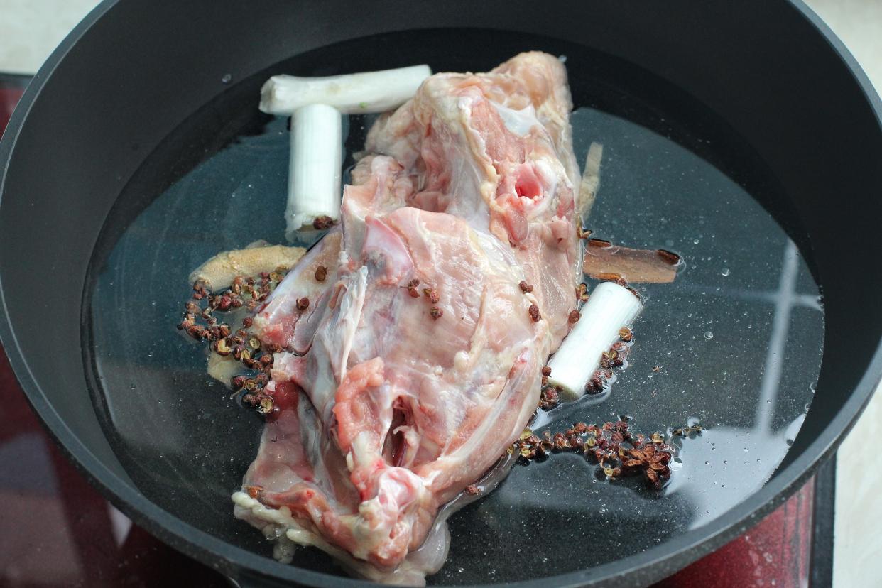 沈阳鸡架霸屏热搜榜，一座城市的烟火气与美食密码