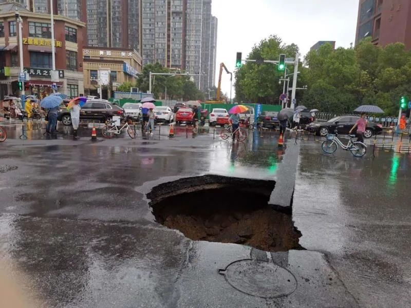 合肥突发新闻，城市地铁施工引发地面塌陷，多部门紧急联动应对