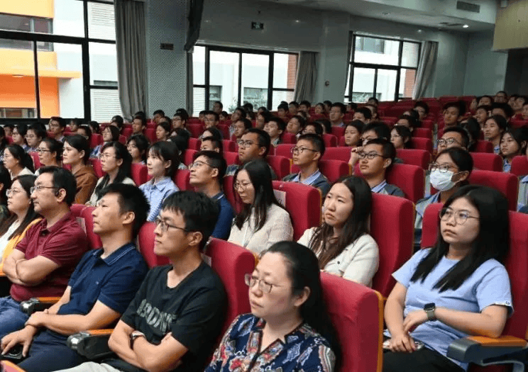 甘飞老师，合肥八中的教育之光，点亮学子未来的引路人