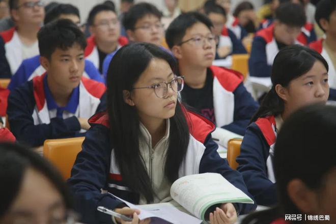 甘飞老师，合肥八中的教育之光，点亮学子未来的引路人