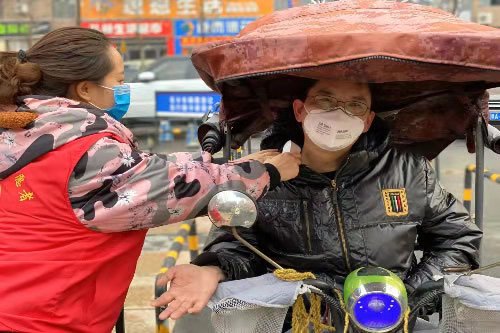 疫情下的哈尔滨大哥，暖心视频大全，记录平凡英雄的非凡时刻